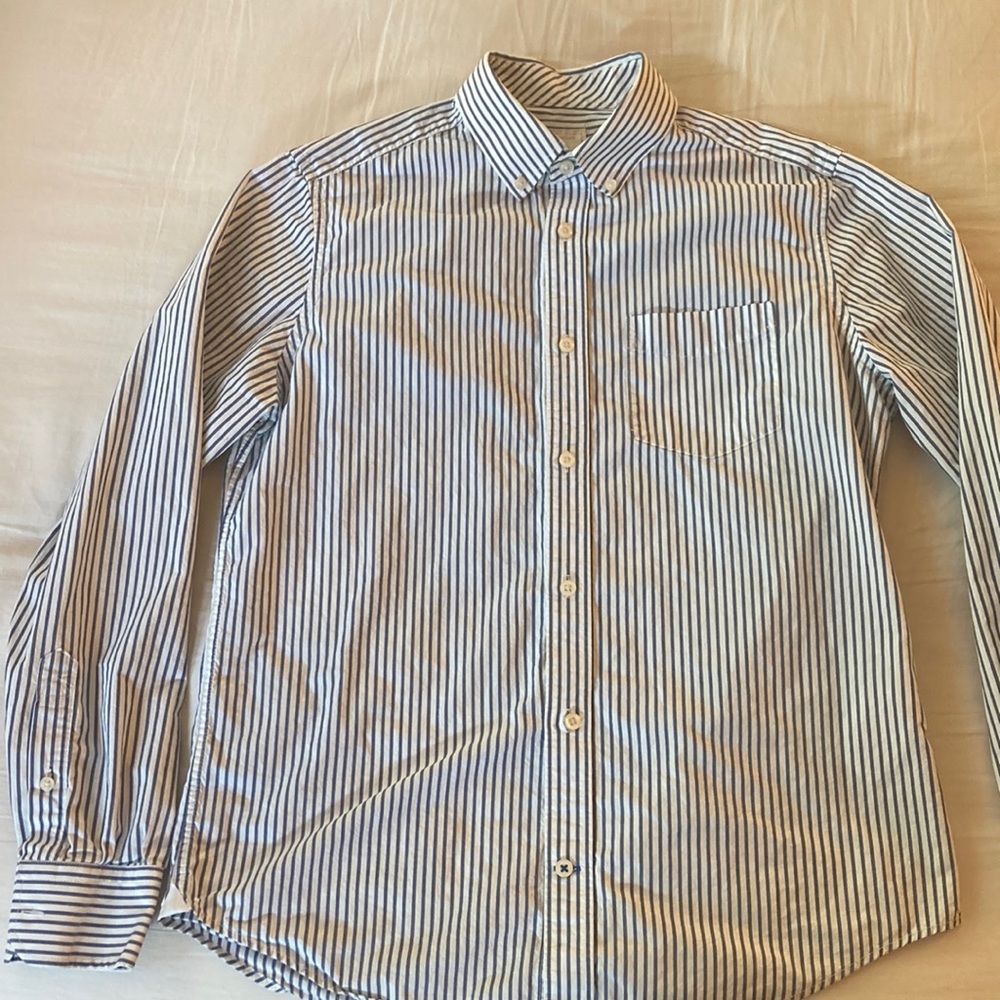 Gap size Medium blue stripe button up shirt